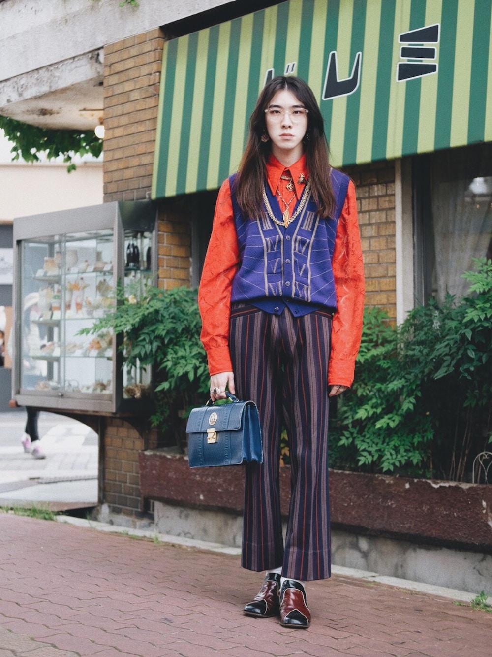 「ヴィンテージ、vintage、vintagefashion、70'sコーデ、70年代、70'sスタイル、70's vintage、ベスト×シャツ、ブローチ、クリアメガネ、ゴールドアクセ、古着、古着MIX、古着コーデ、アンティーク」｜「VERSACEのアイテム（バッグ、ブルー系）」を使った、楠木将太さん（メンズ・175cm）の冬コーディネートの1枚目の写真