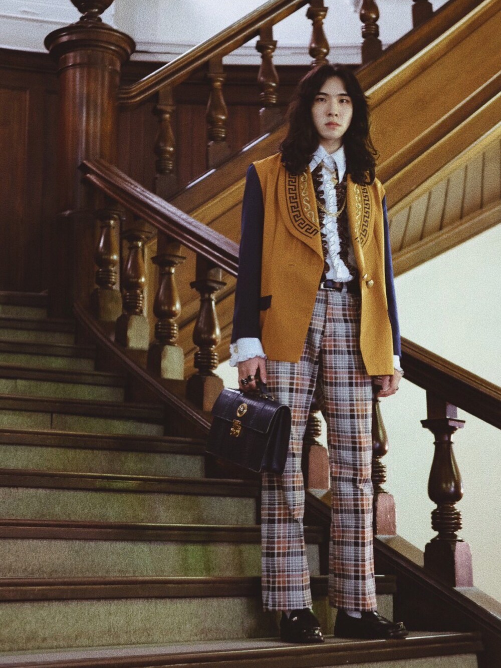 「70'sコーデ、70's、ヴィンテージ、リラックススタイル、vintage、vintage style、古着、古着MIX」｜「VERSACEのアイテム（バッグ、ブルー系）」を使った、楠木将太さん（メンズ・175cm）の冬コーディネートの1枚目の写真