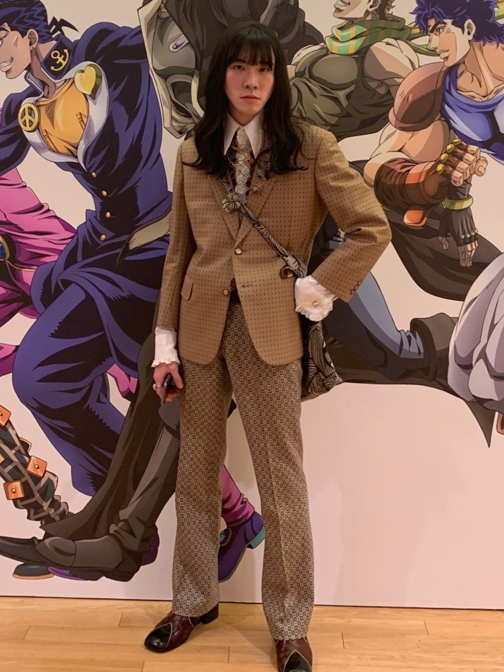「セットアップコーデ、70'sコーデ、70's、ロン毛、フリルシャツ、フレアパンツ、ゴールドアクセ、ゴールドアクセサリー、ヒールローファー」｜「VINTAGEのアイテム（ジャケット/アウター、ブラウン系）」を使った、楠木将太さん（メンズ・175cm）の春コーディネートの1枚目の写真