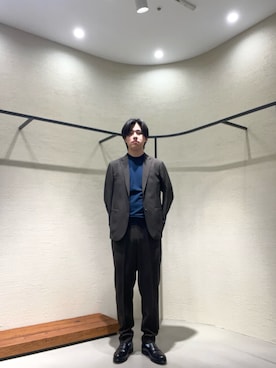 「URBAN RESEARCH DOORS（アーバンリサーチドアーズ）のLIFE STYLE TAILOR　ハイゲージクルーネック半袖ニット（Shirts、ブルー系）」を使った、柳田倫太郎さん（メンズ・174cm）の夏コーディネート