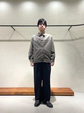 「URBAN RESEARCH DOORS（アーバンリサーチドアーズ）の1タックワイドストレートチノパンツ（その他パンツ、ブルー系）」を使った、柳田倫太郎さん（メンズ・174cm）の秋コーディネート