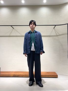 「URBAN RESEARCH DOORS（アーバンリサーチドアーズ）のデニムシャツカバーオール（デニムジャケット、ブルー系）」を使った、柳田倫太郎さん（メンズ・174cm）の秋コーディネート