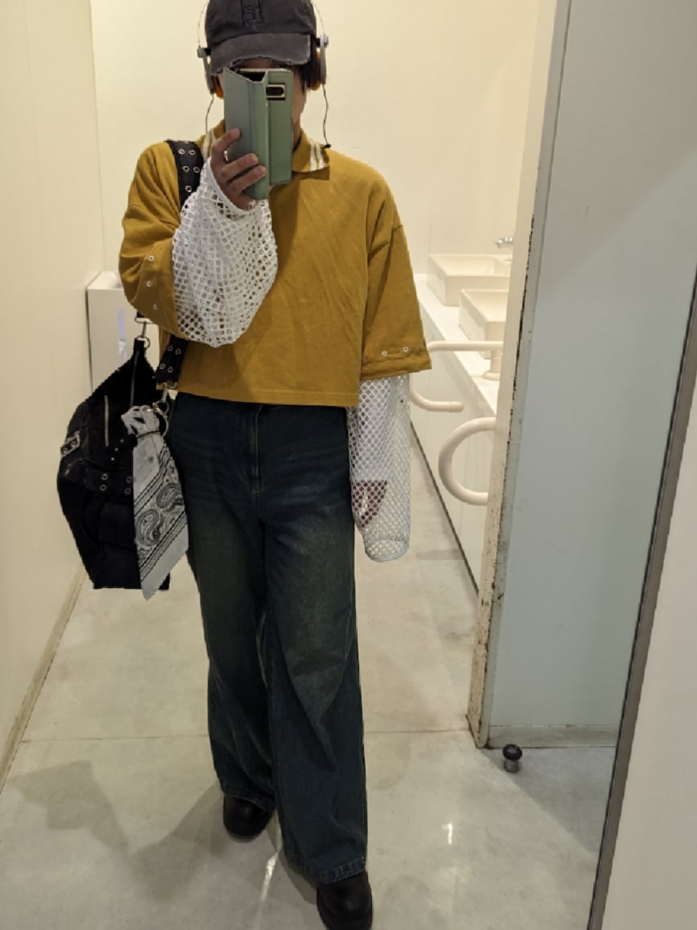 「秋っぽコーデ更新中、めがね、レイヤードスタイル、メガネ男子、メンズファッション、高校生、お洒落さんとつながりたい、今日のコーデ、大人カジュアル、ホワイト、ロンT、ブーツ、デニムパンツ、デニム、キャップ」｜「GRANCYの【GRANCY】Ziplayered Wideshort Poloshirt / ジップレイヤード ワイドショート ポロシャツ（ポロシャツ、イエロー系）」を使った、takuma≯さん（メンズ・164cm）の秋コーディネートの1枚目の写真