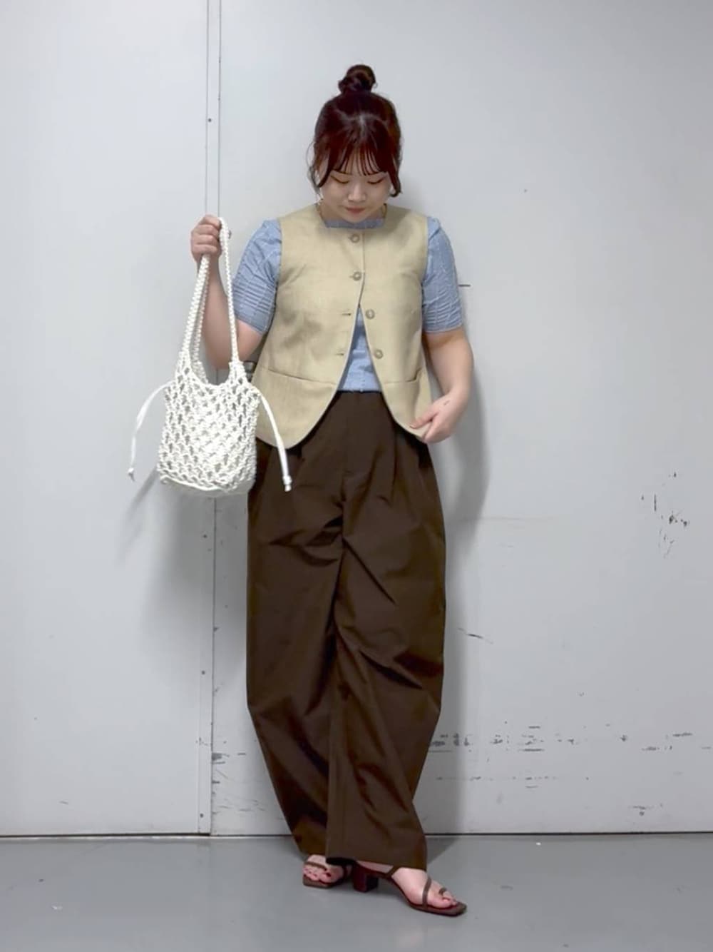 「体型カバー、カジュアル、差し色コーデ、夏コーデ、大人カジュアル、ミーハー、きれいめカジュアル、ベスト、シンプルコーデ、ミリタリー、おでかけ、大人女子カジュアル_LOWRYS FARM、ローリーズスタイル_LOWRYS FARM、LOWRYS FARM、着痩せ・細見え」｜「LOWRYS FARMのマクラメキンチャクツキトート　 284437（トートバッグ、ホワイト系）」を使った、aikaさん（レディース・160cm）の春コーディネートの1枚目の写真