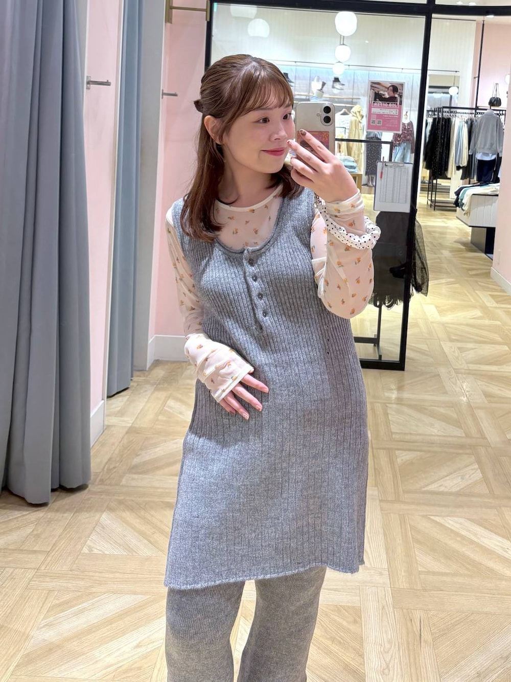 グレー系のその他パンツ、グレー系のチュニックを着用したレディースの秋コーディネートの1枚目の写真