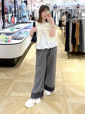 「LOWRYS FARM（ローリーズファーム）のタックスクエアショルダーＢＡＧ 656238（ショルダーバッグ、ブラック系）」を使った、aikaさん（レディース・160cm）の春コーディネート
