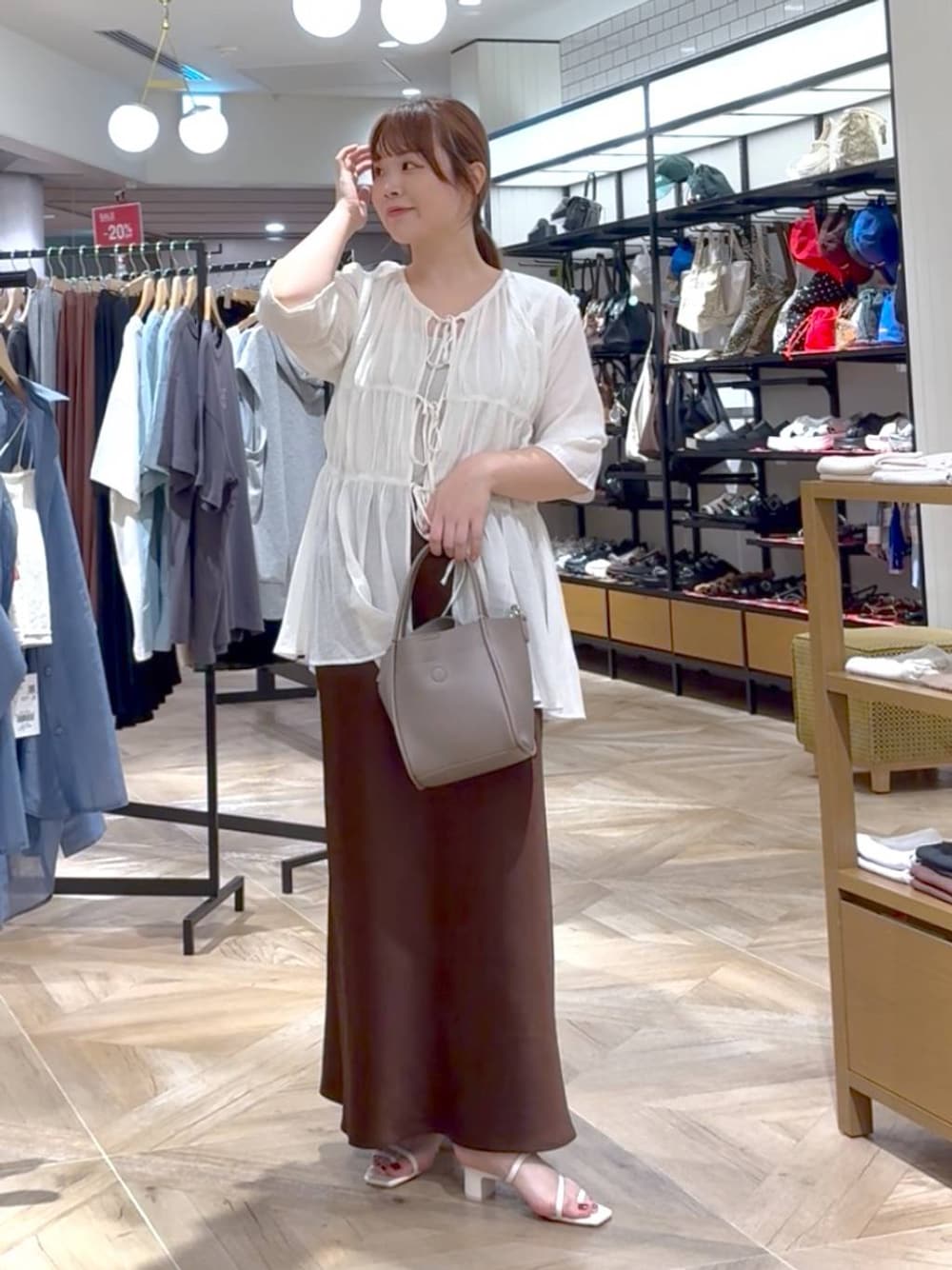 ホワイト系のシャツ/ブラウス、ブラウン系のスカート、シルバー系のタンクトップを着用したレディースの夏コーディネートの1枚目の写真