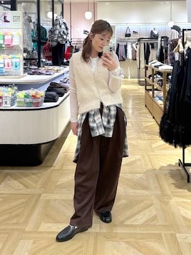 「アイテム（スウェットパンツ、ブラウン系）」を使った、aikaさん（レディース・160cm）の秋コーディネート