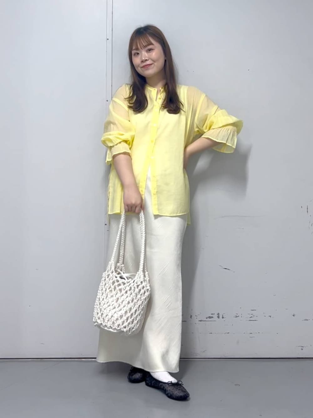 「体型カバー、カジュアル、差し色コーデ、大人カジュアル、ミーハー、ブラウス、春夏コーデ、春コーデ、春色、夏コーデ、スカート、大人女子カジュアル_LOWRYS FARM、ローリーズスタイル_LOWRYS FARM、LOWRYS FARM、きれいめカジュアル」｜「LOWRYS FARMのマクラメキンチャクツキトート　 284437（トートバッグ、ホワイト系）」を使った、aikaさん（レディース・160cm）の春コーディネートの1枚目の写真