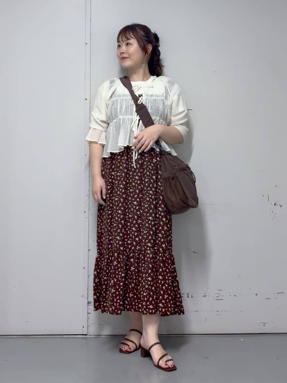 「大人カジュアル、ミーハー、きれいめカジュアル、ブラウス、セールコーデ、ワンピース、夏コーデ、おでかけ、デートコーデ、大人女子カジュアル_LOWRYS FARM、ローリーズスタイル_LOWRYS FARM、LOWRYS FARM、着痩せ・細見え、体型カバー、カジュアル」｜「LOWRYS FARMのヨウリュウシャーリング６Ｓ 289797（シャツ/ブラウス、ホワイト系）」を使った、aikaさん（レディース・160cm）の夏コーディネートの1枚目の写真