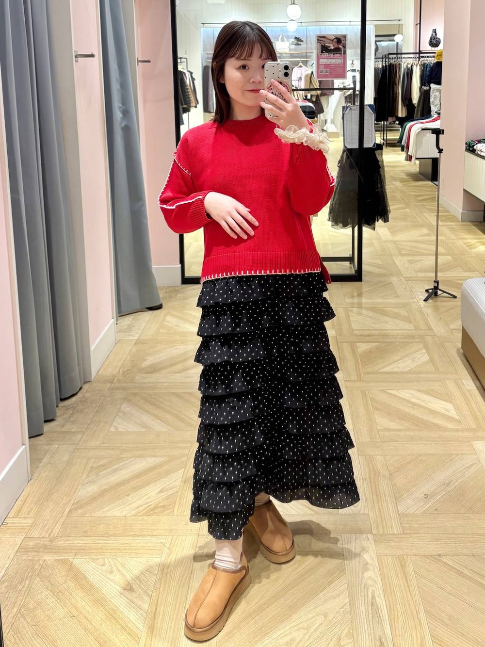 その他のスカート、ブラウン系のその他シューズ、レッド系のニット/セーターを着用したレディースの秋コーディネートの1枚目の写真