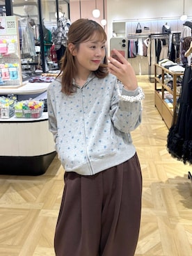 「アイテム（スウェットパンツ、ブラウン系）」を使った、aikaさん（レディース・160cm）の秋コーディネート