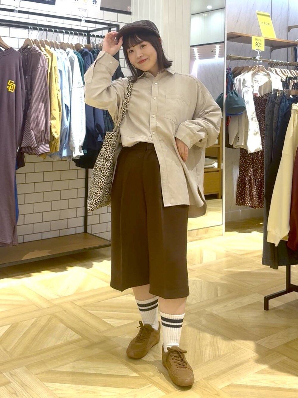 その他のトートバッグ、ブラウン系のその他パンツ、ブラウン系のスニーカーを着用したレディースの秋コーディネートの1枚目の写真