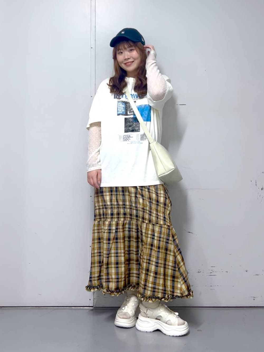 「体型カバー、カジュアル、差し色コーデ、Tシャツ、夏コーデ、春夏コーデ、春服みてみて、春コーデ、キャップ、スカート、レイヤードスタイル、大人カジュアル、ミーハー、ラフ、おでかけ」｜「LOWRYS FARMのＮＥＷＥＲＡ９ＴＷＥＮＴＹＣＡＰ　 283607（キャップ、ブルー系）」を使った、aikaさん（レディース・160cm）の春コーディネートの1枚目の写真