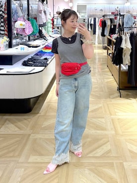 「アイテム（ボディバッグ/ウエストポーチ、レッド系）」を使った、aikaさん（レディース・160cm）の夏コーディネート