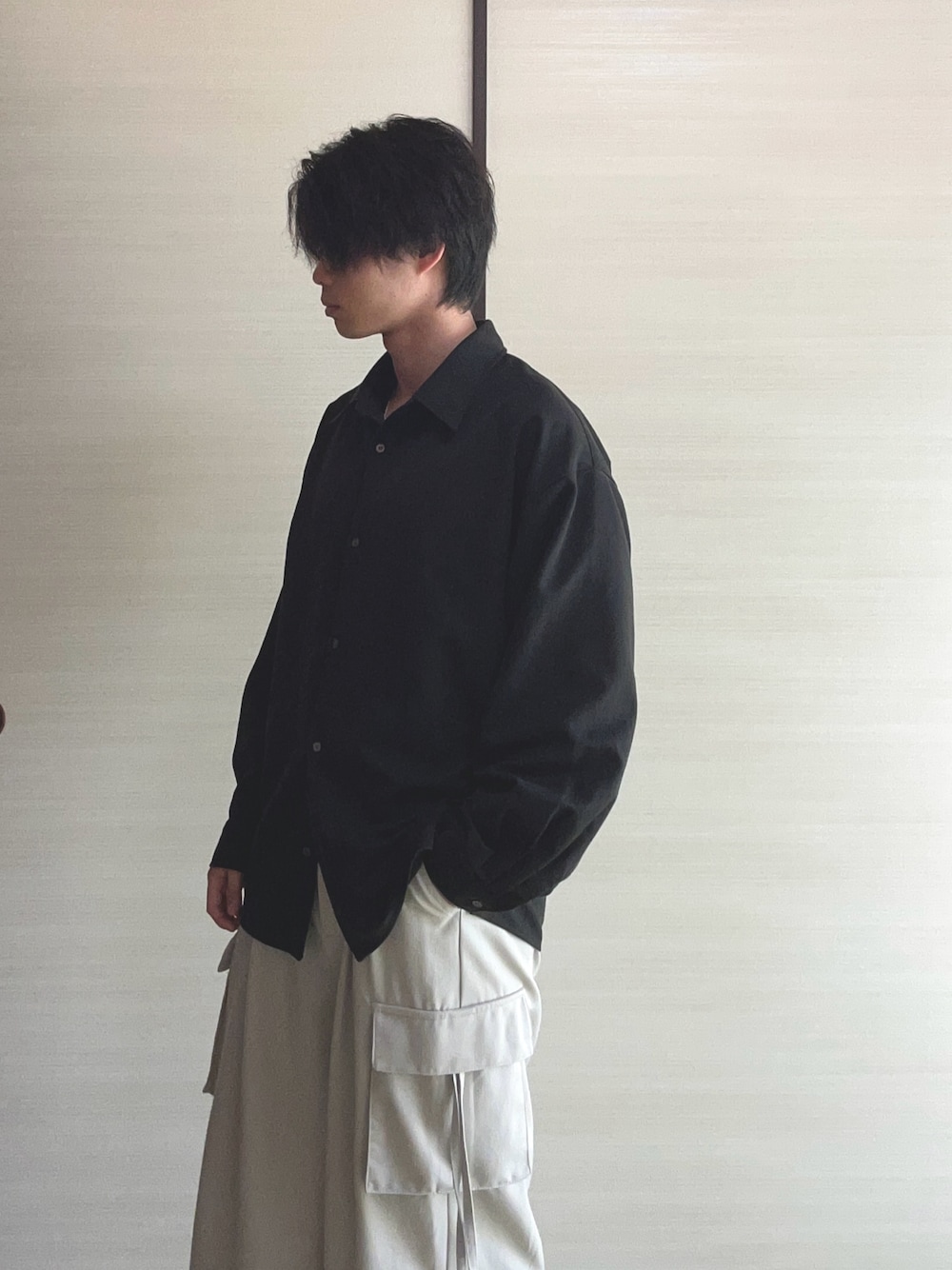 「CLEL、パラシュートパンツ、シャツ、キレイめ、センターパート、ツイストスパイラル、メンズファッション、冬コーデ、最近のいい感じコーデ」｜「CLELの【CLEL】Balloon Sleeve Loose Regular Collor Shirt / バルーン袖ルーズレギュラーカラーシャツ【セットアップ対応】（シャツ/ブラウス、ブラック系）」を使った、まさとさん（メンズ・171cm）の秋コーディネートの1枚目の写真