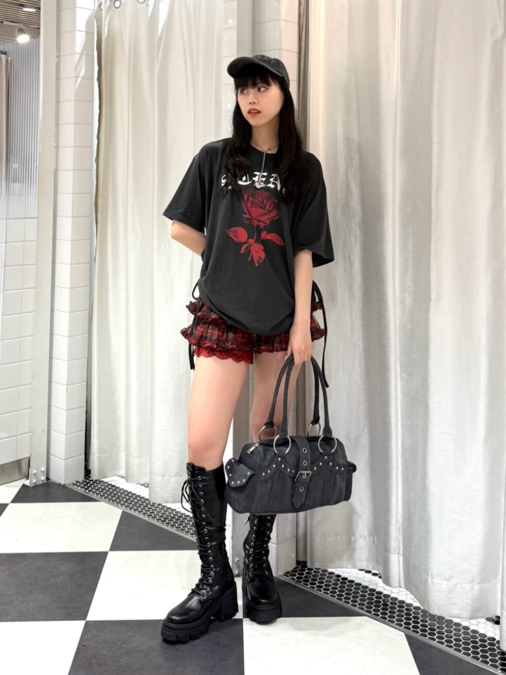 ブラック系のボストンバッグ、ブラック系のブーツ、ブラック系のTシャツ/カットソーを着用したレディースの夏コーディネートの1枚目の写真