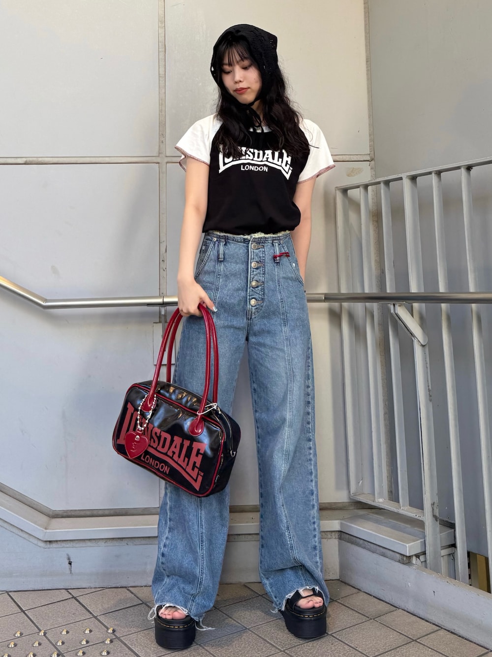 ブラック系のボストンバッグ、ブルー系のデニムパンツ、ブラック系のTシャツ/カットソーを着用したレディースの夏コーディネートの1枚目の写真