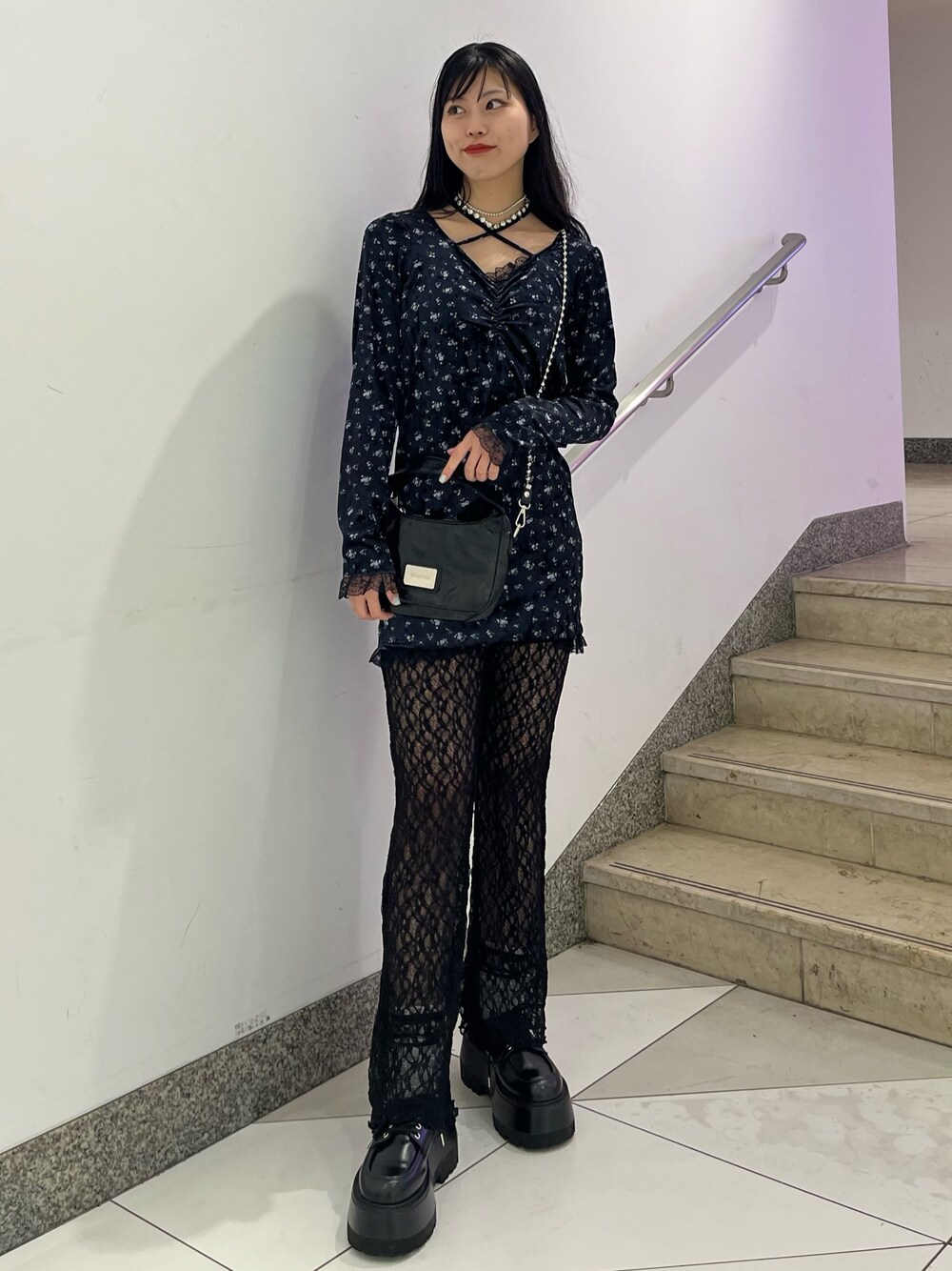 ブルー系のワンピース、ブラック系のハンドバッグ、ブラック系のその他パンツを着用したレディースの冬コーディネートの1枚目の写真