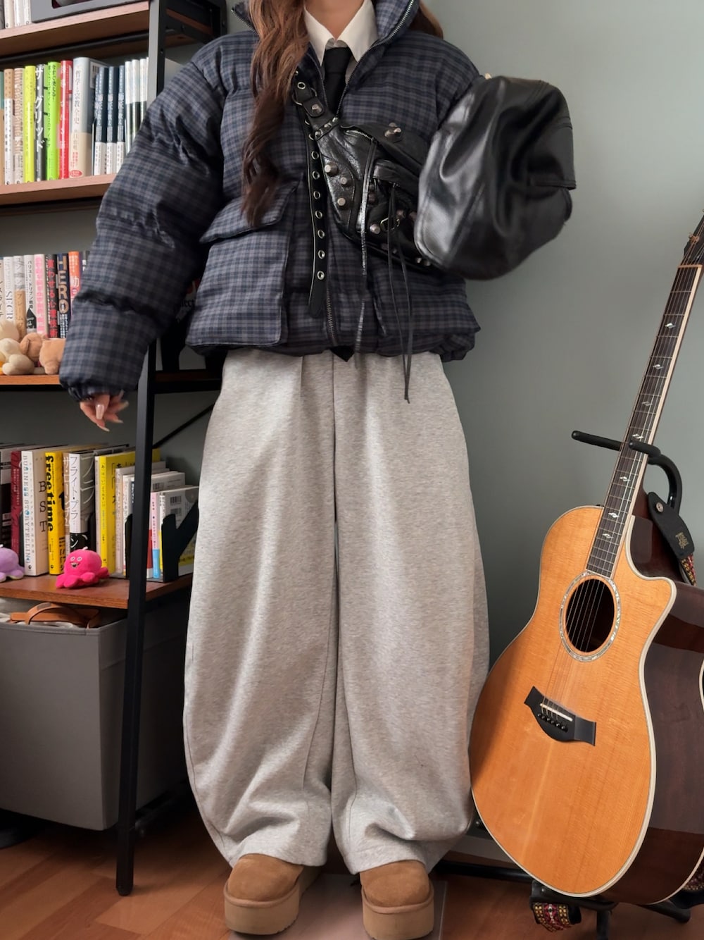 ブルー系のブルゾン、グレー系のスウェットパンツ、ベージュ系のブーツを着用したレディースの冬コーディネートの1枚目の写真