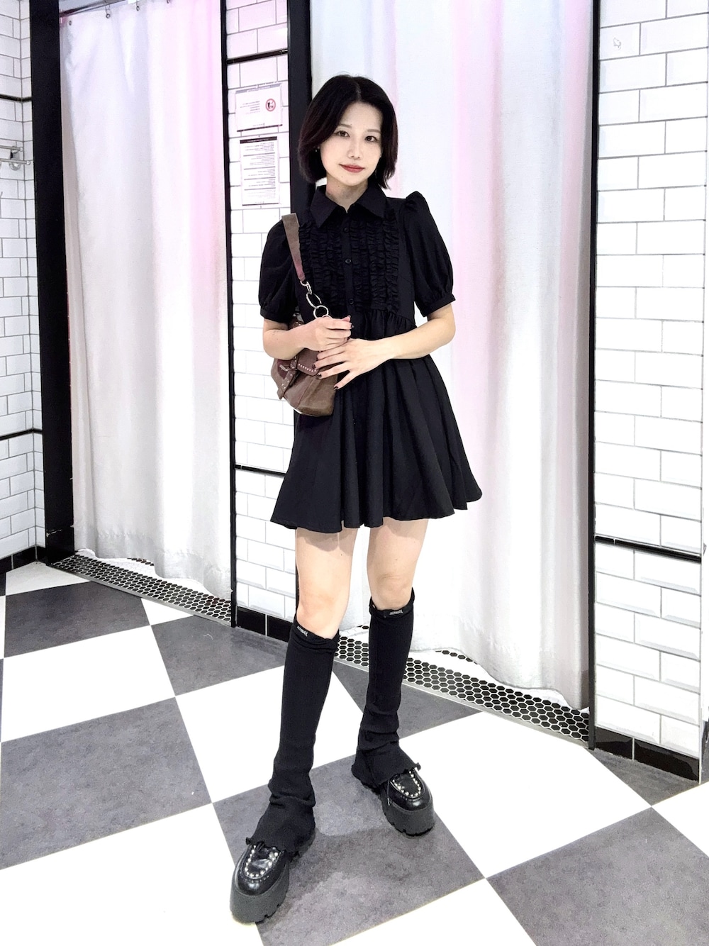 ブラック系のワンピース、ブラック系のローファーを着用したレディースの夏コーディネートの1枚目の写真