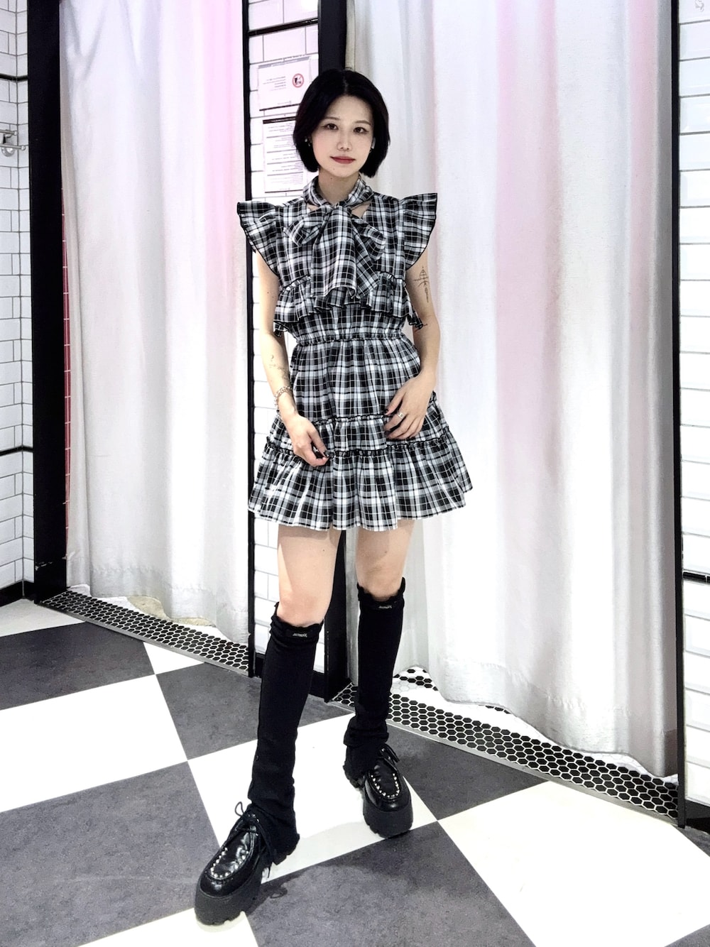 ブラック系のワンピース、ブラック系のローファーを着用したレディースの夏コーディネートの1枚目の写真