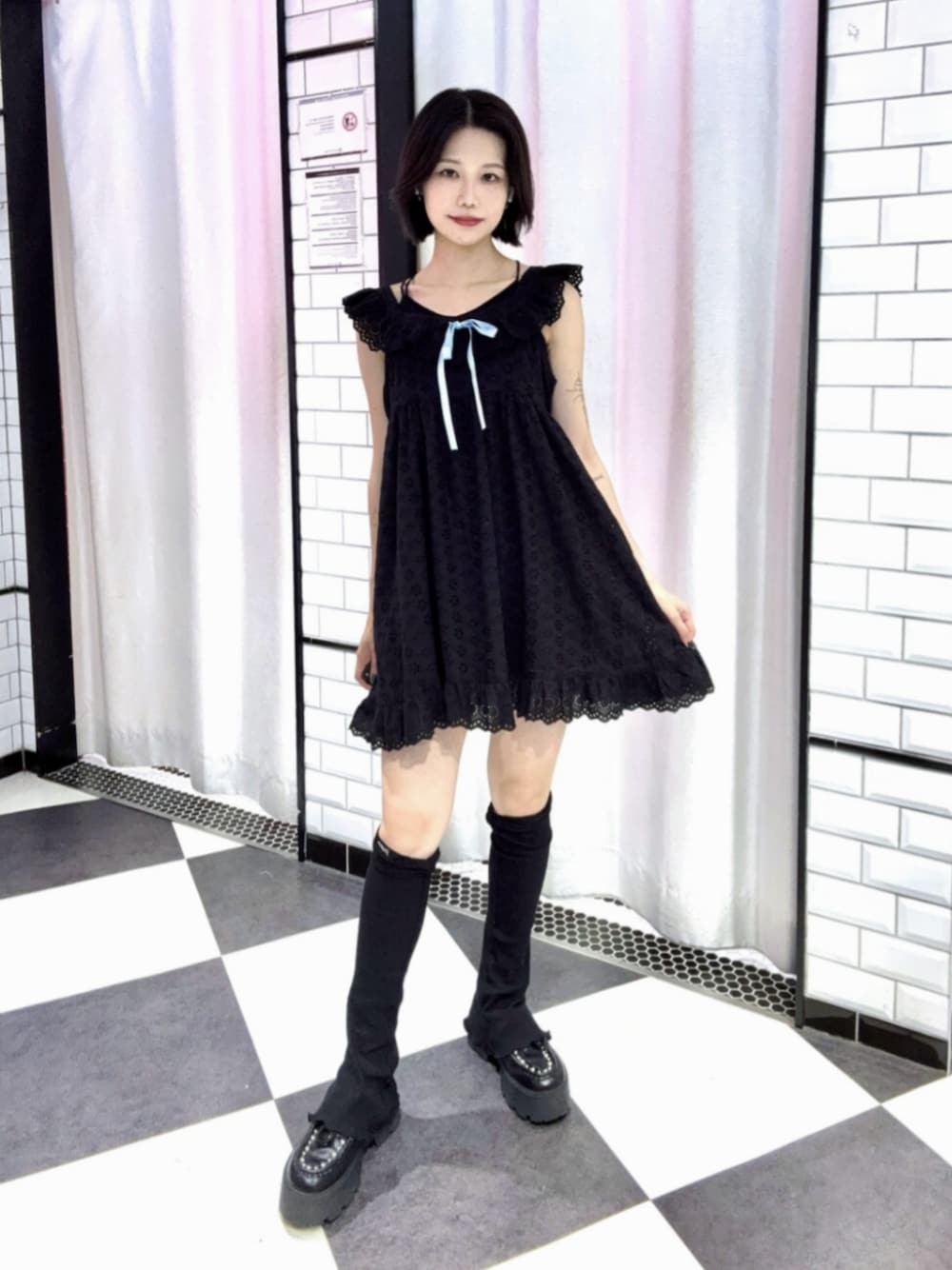 ブラック系のワンピース、ブラック系のローファーを着用したレディースの夏コーディネートの1枚目の写真