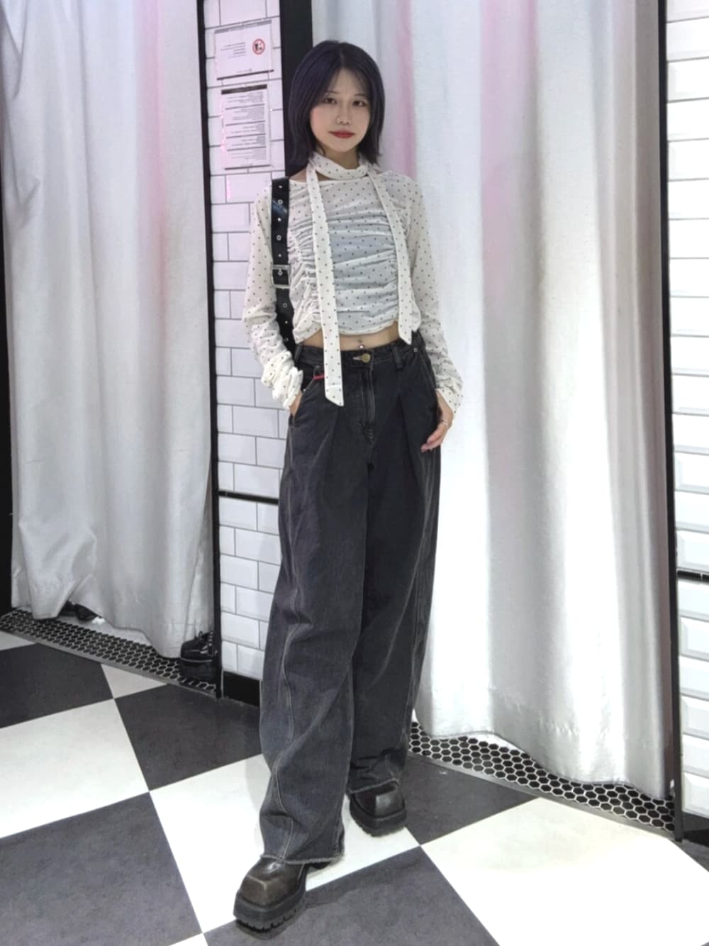 ホワイト系のTシャツ/カットソー、ブラック系のデニムパンツを着用したレディースの秋コーディネートの1枚目の写真