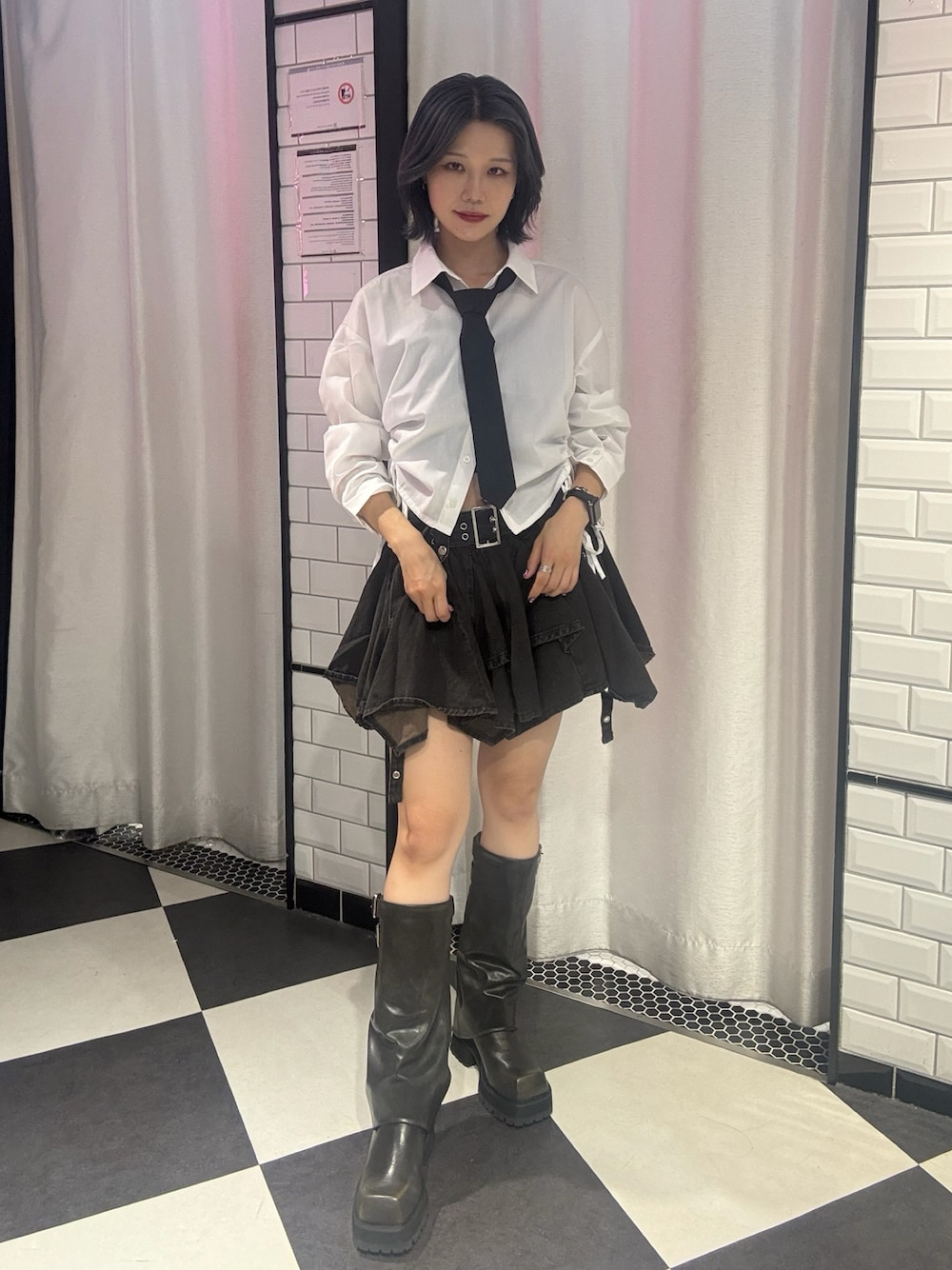 「ライブコーデ、ライブ、ミニスカート、厚底シューズ、秋服準備はじめました、テーマパークコーデ、初秋コーデ、デニム、ブラック、jouetie、jouetiefashionista、ジュエティ、骨格ナチュラル、ブルベ冬」｜「jouetieのギャザーネクタイシャツ（シャツ/ブラウス、ホワイト系）」を使った、MIYUさん（骨格ナチュラル・レディース・163cm）の夏コーディネートの1枚目の写真