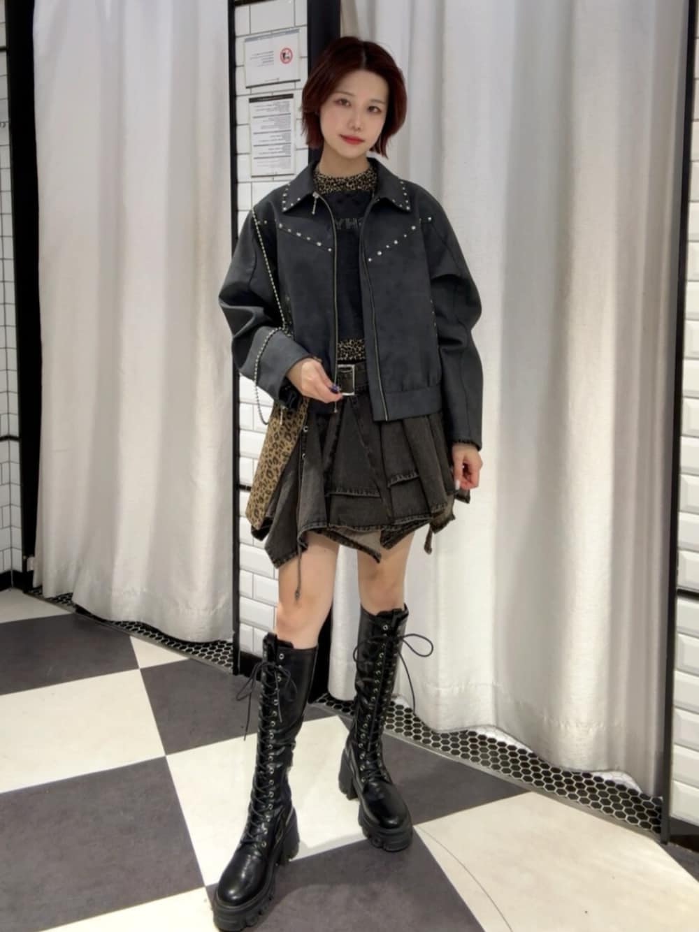 ブラウン系のブルゾン、ブラック系のデニムスカートを着用したレディースの冬コーディネートの1枚目の写真