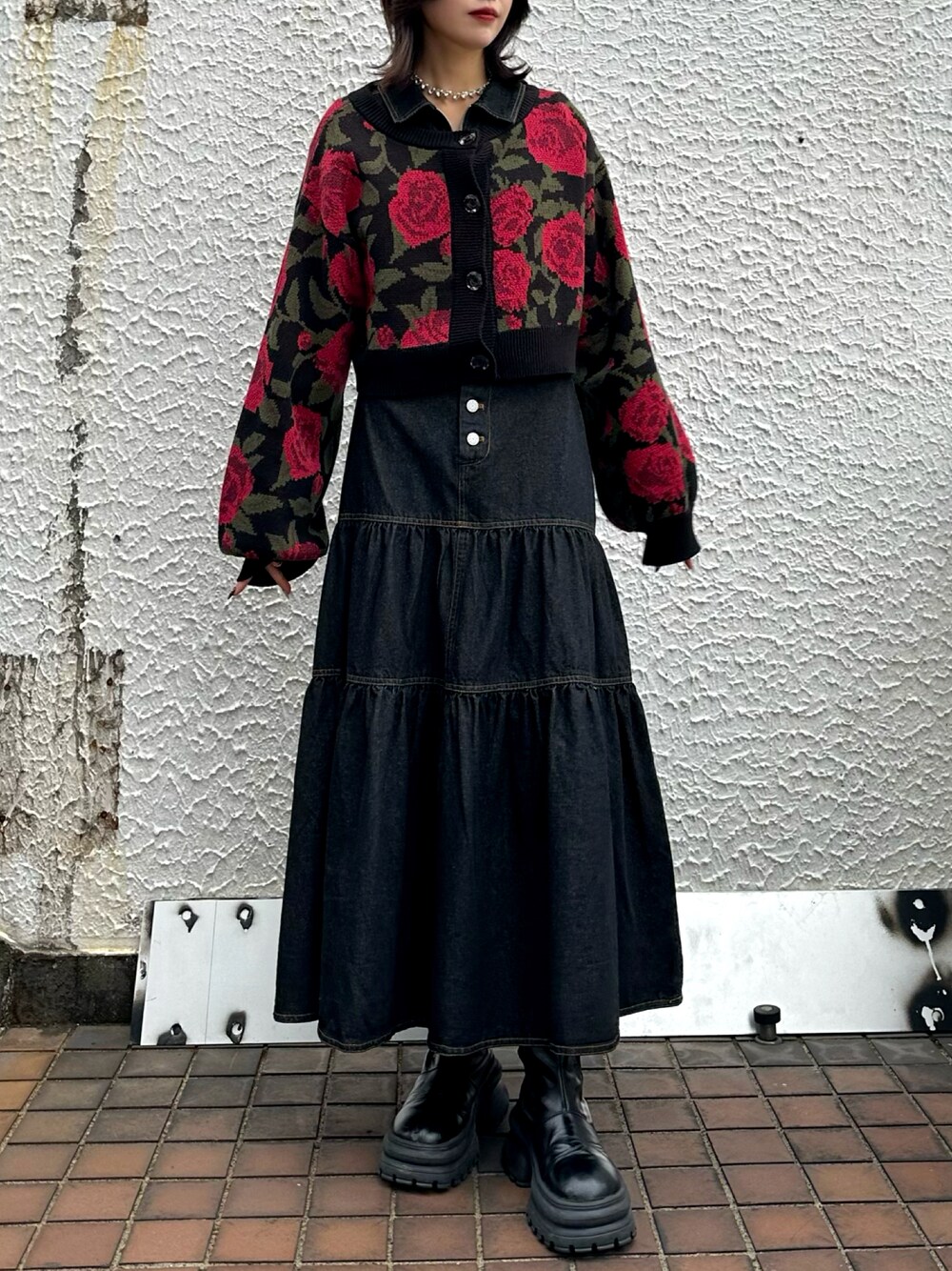 ブラック系のカーディガン/ボレロ、ブラック系のワンピースを着用したレディースの春コーディネートの1枚目の写真