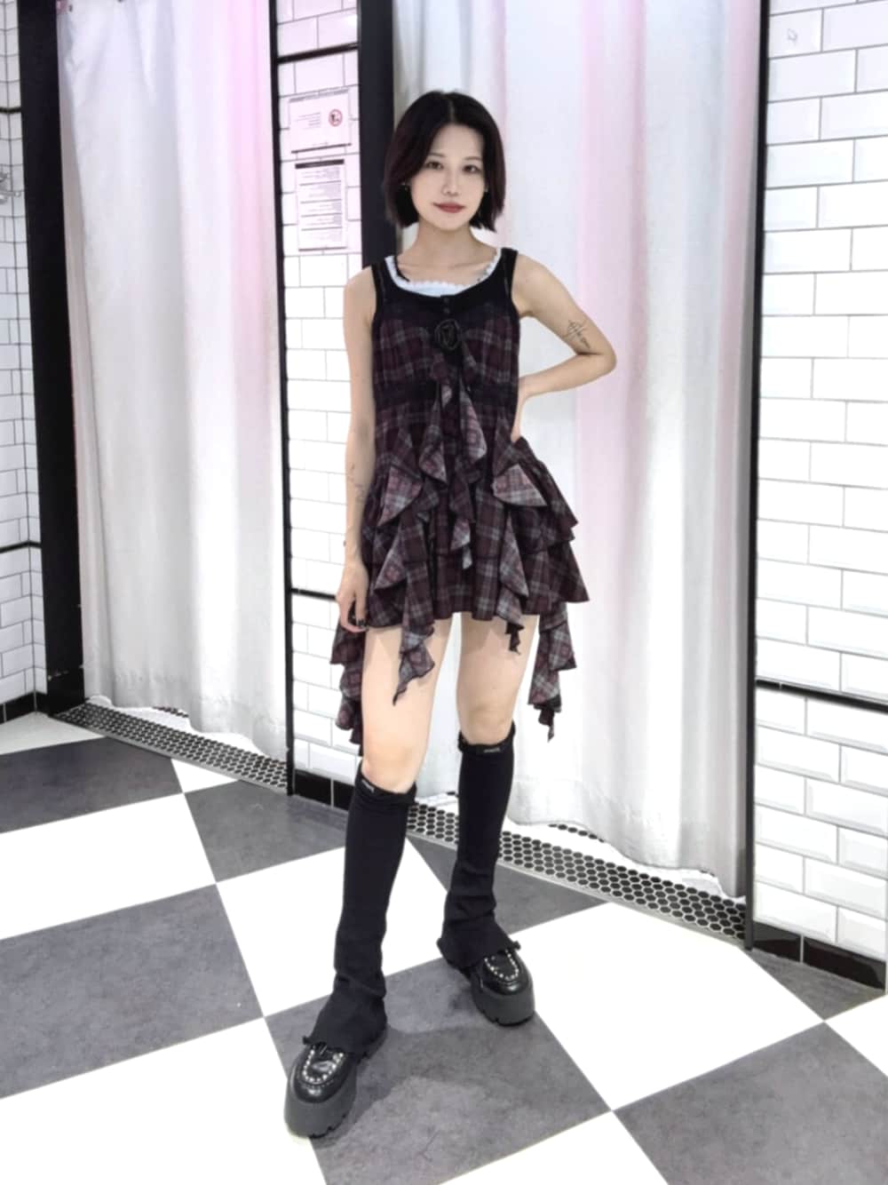 レッド系のワンピース、ブラック系のローファー、ブラック系のタンクトップを着用したレディースの夏コーディネートの1枚目の写真
