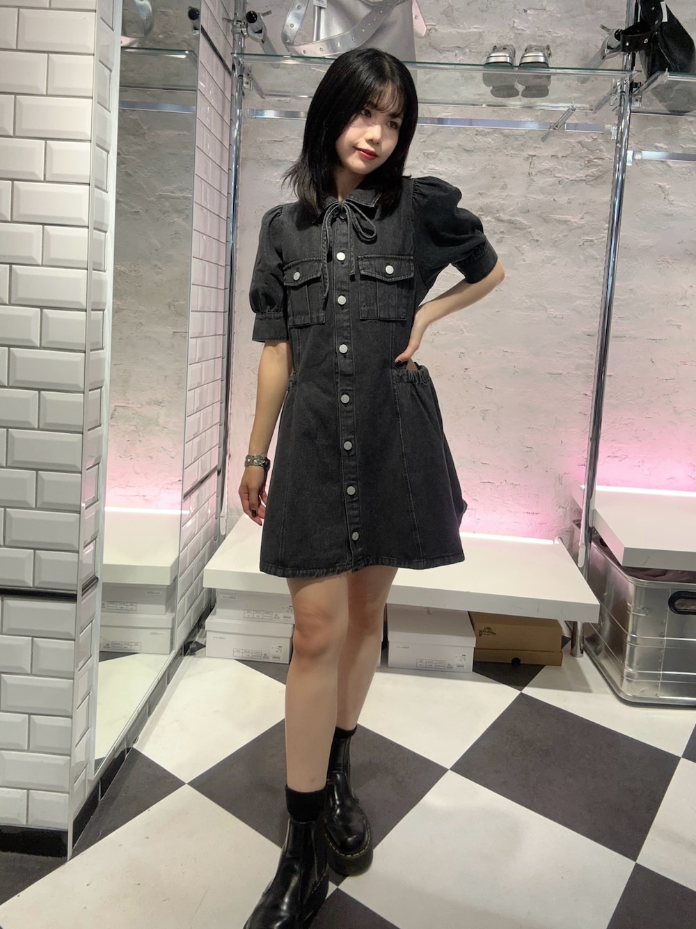 ブラック系のワンピースを着用したレディースの夏コーディネートの1枚目の写真