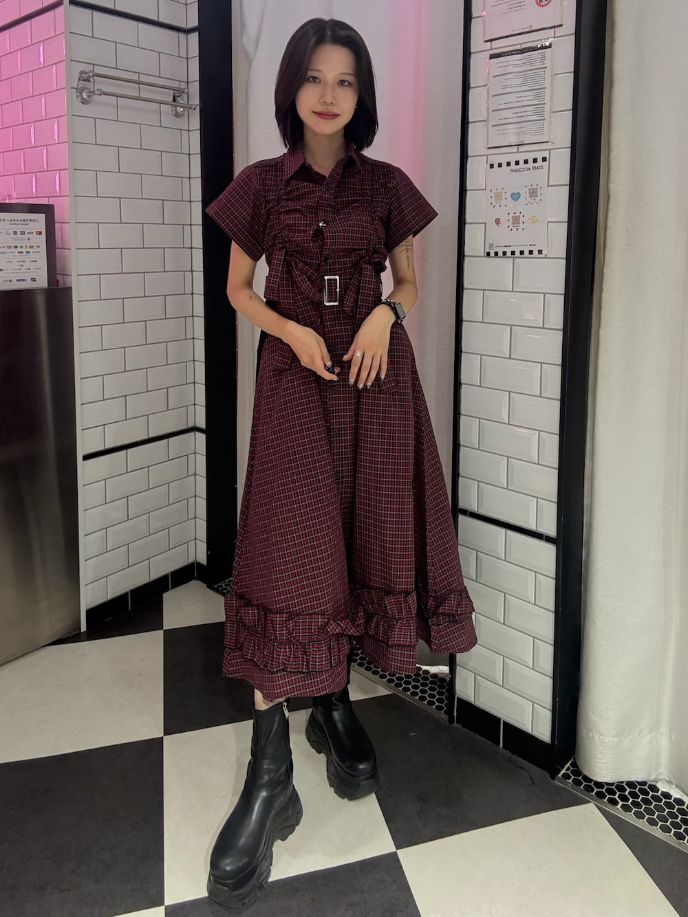 レッド系のワンピースを着用したレディースの夏コーディネートの1枚目の写真