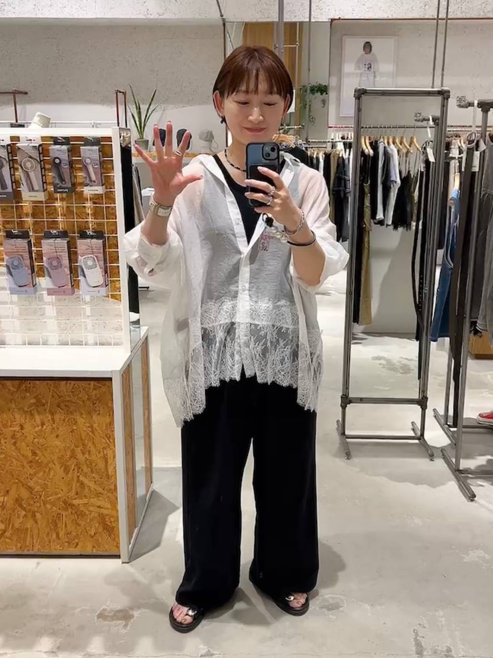 ブラック系のサンダル、ブラック系のその他パンツ、ブラック系のネックレスを着用したレディースの夏コーディネートの1枚目の写真