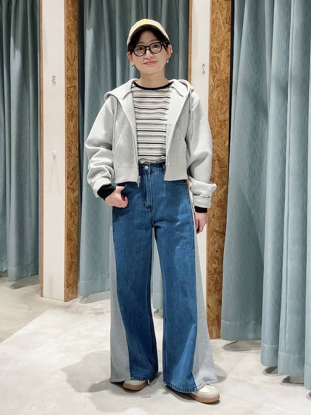 ホワイト系のスニーカー、グレー系のパーカー、ベージュ系のTシャツ/カットソーを着用したレディースの春コーディネートの1枚目の写真