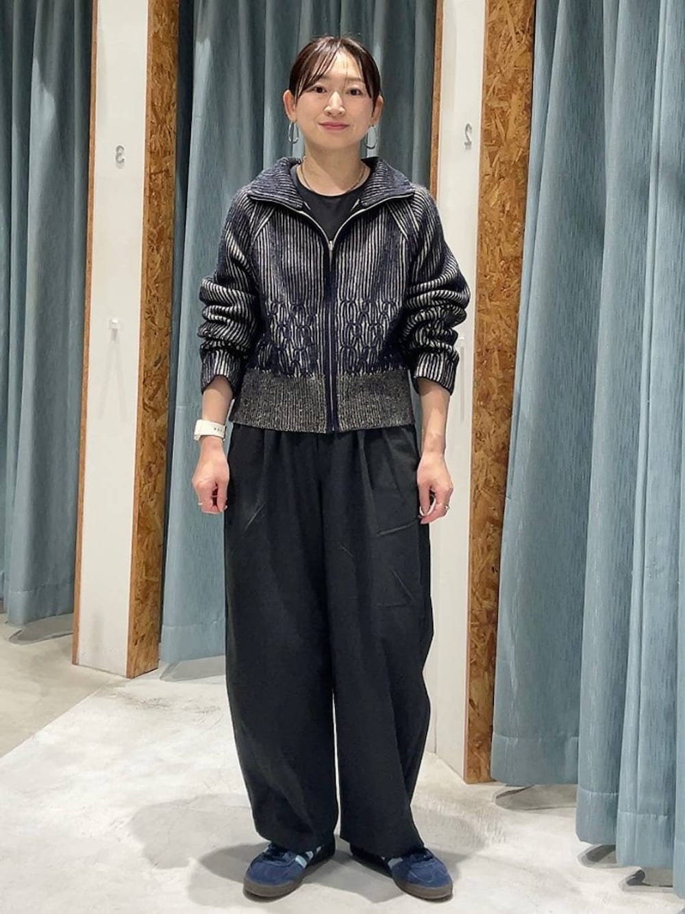 ブラウン系のデニムパンツ、グレー系のその他パンツを着用したレディースの秋コーディネートの1枚目の写真