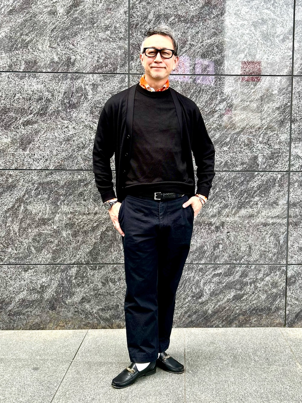 「休日スタイル、シンプルスタイル、リラックススタイル、大人カジュアル、ootd」｜「BERWICHのアイテム（チノパンツ、ブラック系）」を使った、pipimarさん（メンズ・170cm）の春コーディネートの1枚目の写真