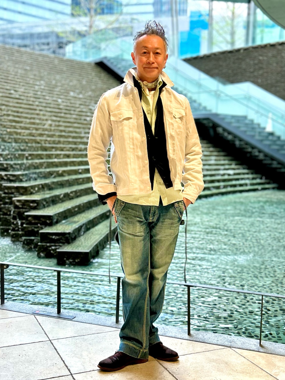 「春のNewスタイル、大人カジュアル、大人コーデ、シンプルスタイル、ootd」｜「FACTOTUMのアイテム（デニムパンツ、ブルー系）」を使った、pipimarさん（メンズ・170cm）の春コーディネートの1枚目の写真