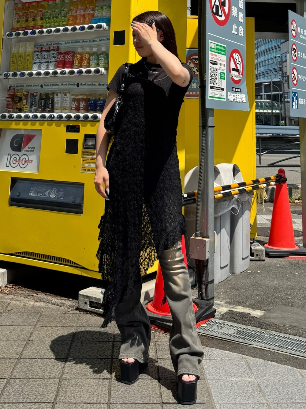 ブラック系のサンダル、グレー系のデニムパンツ、ブラック系のTシャツ/カットソーを着用したレディースの夏コーディネートの1枚目の写真