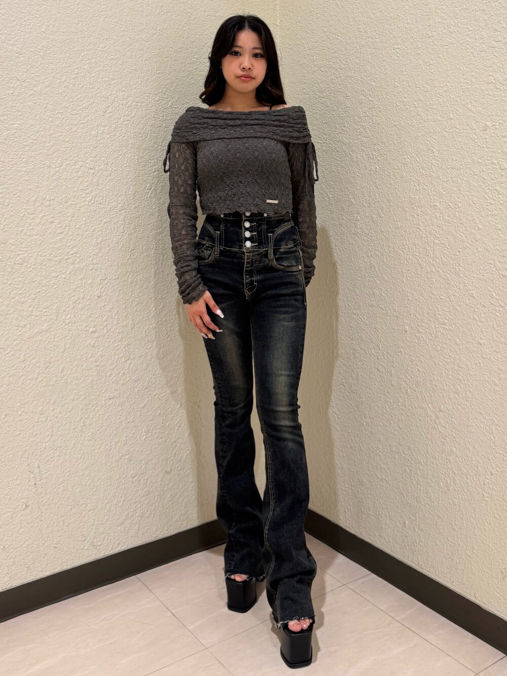 ブルー系のデニムパンツ、グレー系のTシャツ/カットソー、ブラック系のサンダルを着用したレディースの春コーディネートの1枚目の写真