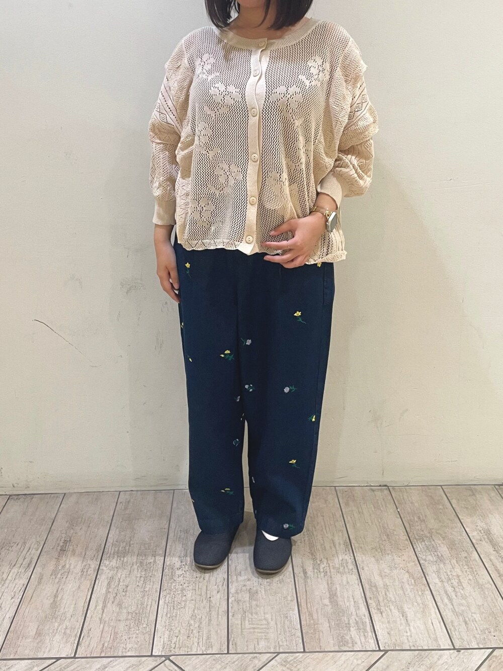 ホワイト系のカーディガン/ボレロ、ブラウン系のTシャツ/カットソー、ブルー系のデニムパンツを着用したレディースの春コーディネートの1枚目の写真