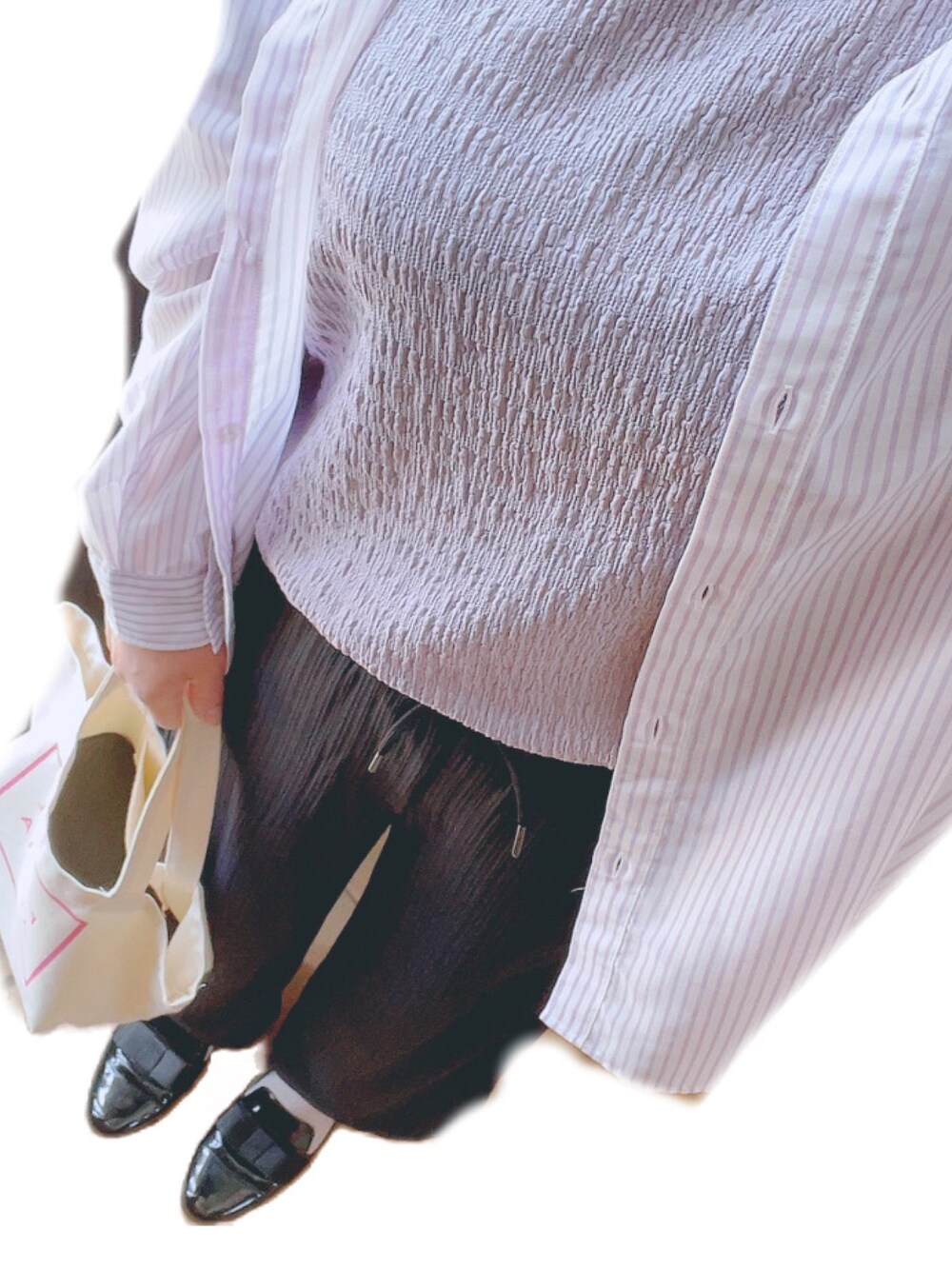 「春のNewスタイル、春服コーデ、大人カジュアル、パンツコーデ、おしゃれさんと繋がりたい、春夏コーデ、低身長コーデ、ストライプ、ローファー、いいね、save、フォローお願いします🤑、インスタフォローしてね！、パープル、トートバッグ、春コーデ」｜「earth music&ecologyのアイテム（ローファー、ブラック系）」を使った、konomiiさん（レディース・153cm）の春コーディネートの1枚目の写真