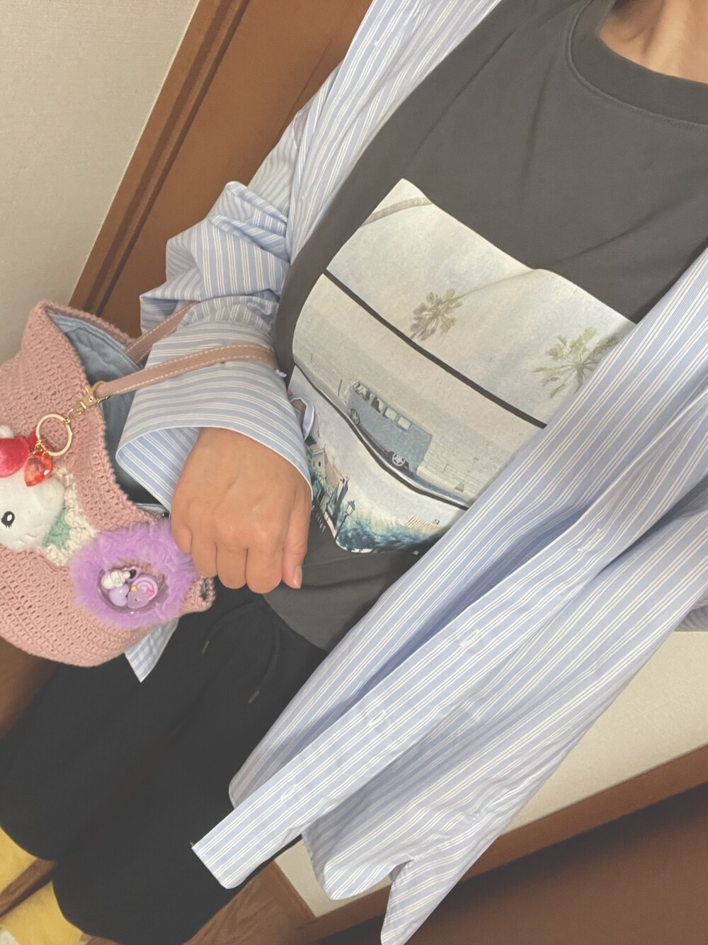 「最近のいい感じコーデ、ストライプシャツ、レイヤードスタイル、ラフコーデ、春カラー、初夏コーデ、ロゴT、レイヤード、ブルー、低身長、低身長コーデ」｜「earth music&ecologyのアイテム（シャツ/ブラウス、ブルー系）」を使った、konomiiさん（骨格ナチュラル・レディース・153cm）の春コーディネートの1枚目の写真