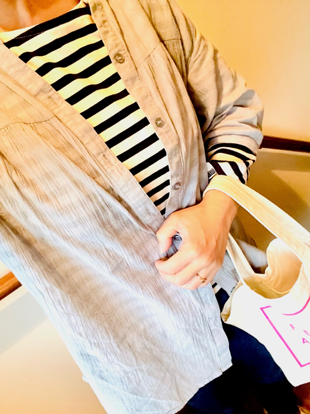 その他のTシャツ/カットソー、ブルー系のシャツ/ブラウス、ブラック系のパンツを着用したレディースの秋コーディネートの1枚目の写真