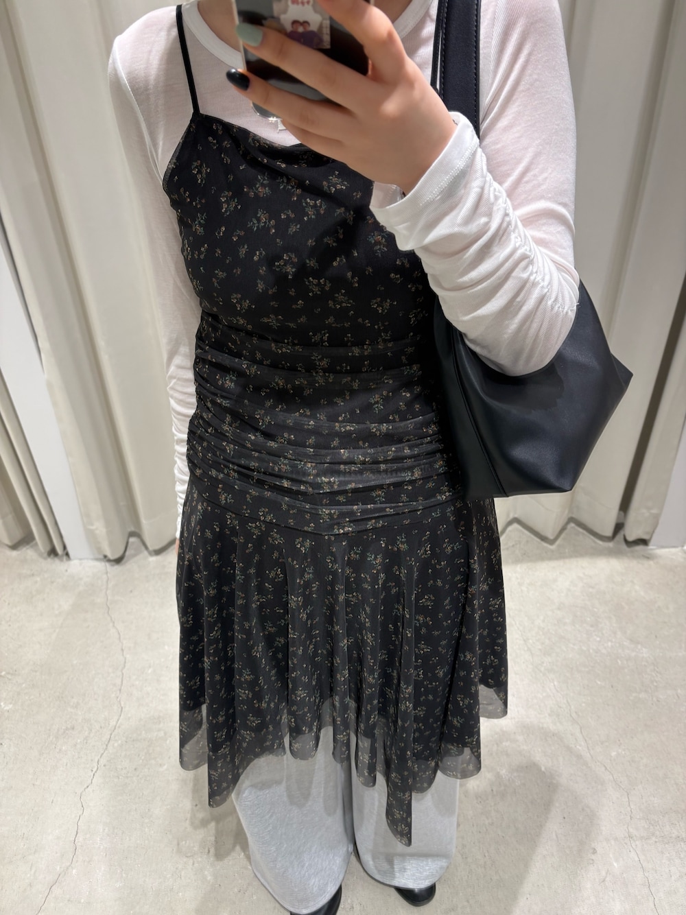 ブラック系のワンピース、ホワイト系のTシャツ/カットソー、グレー系のその他パンツを着用したレディースの春コーディネートの1枚目の写真