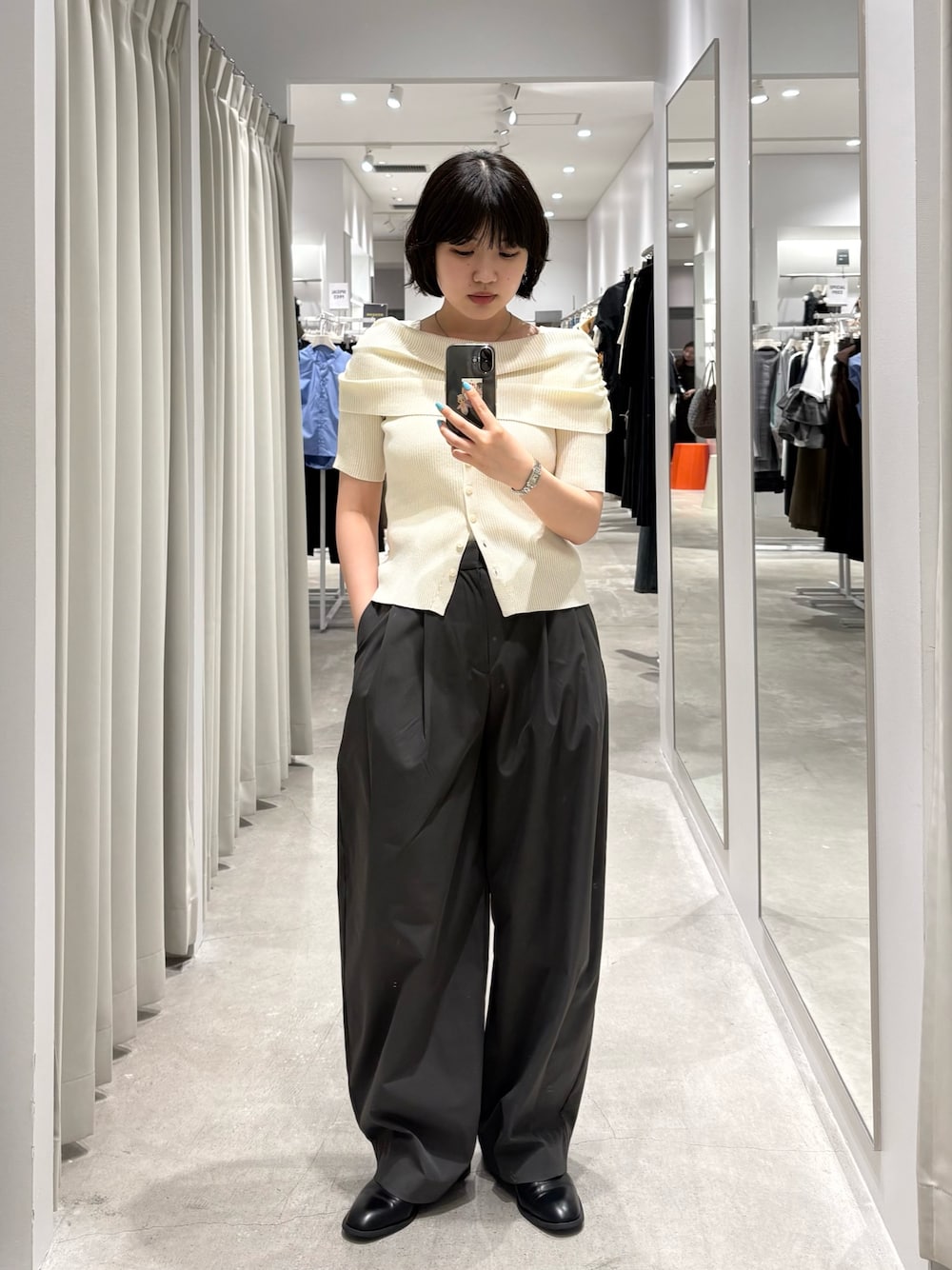 ホワイト系のニット/セーター、グレー系のその他パンツを着用したレディースの夏コーディネートの1枚目の写真