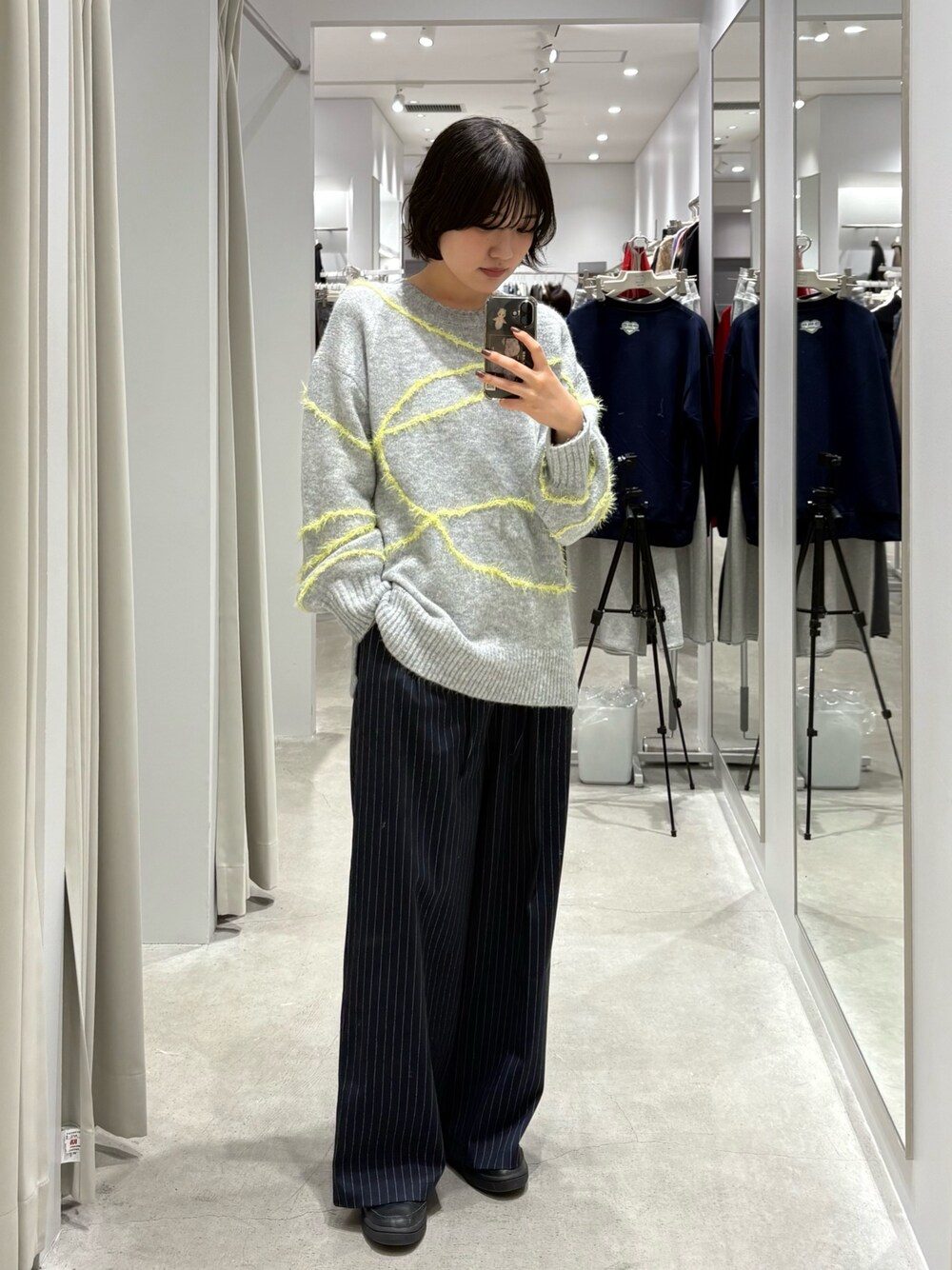 グレー系のニット/セーターを着用したレディースの秋コーディネートの1枚目の写真