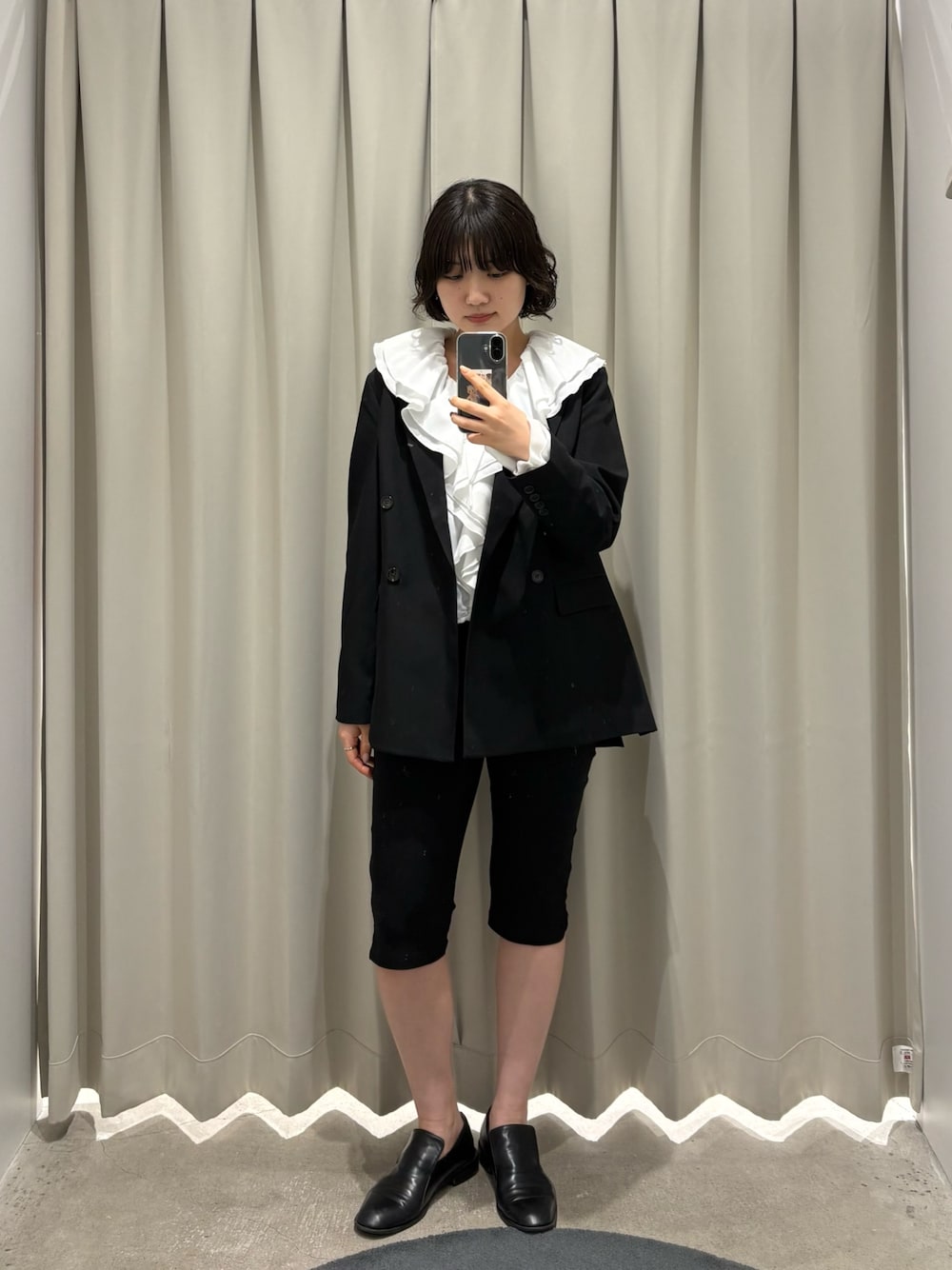 ブラック系のテーラードジャケット、ホワイト系のシャツ/ブラウス、ブラック系のその他パンツを着用したレディースの春コーディネートの1枚目の写真