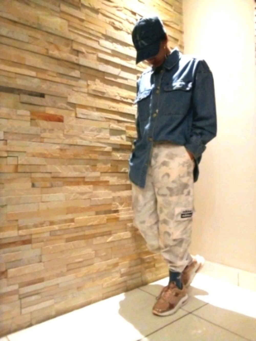 「girl、streetstyle、hypebeast、Calvin Klein、H&M、adidas originals、adidas、sneakers、DENIM SHIRT、oversize、blue、pink、camouflage、ootd」｜「Calvin Kleinのアイテム（キャップ、ブルー系）」を使った、kagisobarbeeさん（レディース・168cm）の夏コーディネートの1枚目の写真